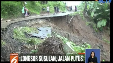 Akibatnya, kendaraan roda dua dan roda empat harus bergantian melintasi jalan yang dipenuhi lumpur.