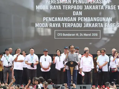Presiden Joko Widodo (tengah) memberi sambutan peresmian pengoperasian Moda Raya Terpadu Jakarta fase 1 di kawasan Bundaran HI, Jakarta, Minggu (24/3). Acara ini sekaligus pencanangan pembangunan Moda Raya Terpadu Jakarta fase 2. (Liputan6.com/Helmi Fithriansyah)