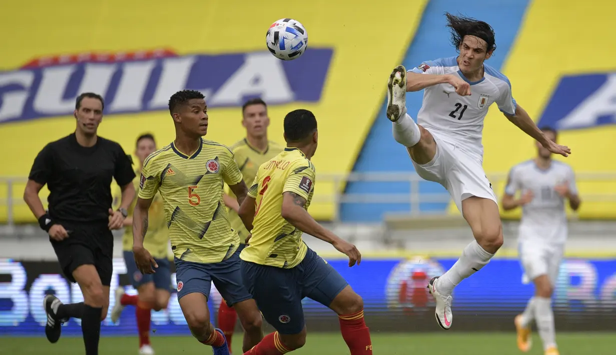 Penyerang Uruguay, Edinson Cavani, berusaha menendang bola saat menghadapi Kolombia pada laga kualifikasi Piala Dunia 2022 zona CONMEBOL di Estadio Metropolitano Roberto Melendez, Sabut (14/11/2020) dini hari WIB. Uruguay menang 3-0 atas Kolombia. (AFP/Raul Arboleda)