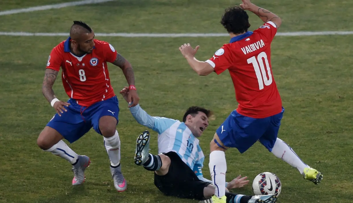 Lionel Messi pun tidak banyak bergerak bebas. (AP Photo/Silvia Izquierdo)