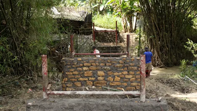Proses pengerjaan jembatan beton permanen.