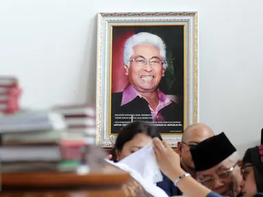 Suasana duka di kediaman Adnan Buyung Nasution di kawasan Lebak Bulus, Jakarta, Rabu (23/9/2015). Adnan meninggal pada pukul 10.14 WIB di RSPI. (Liputan6.com/Helmi Afandi)