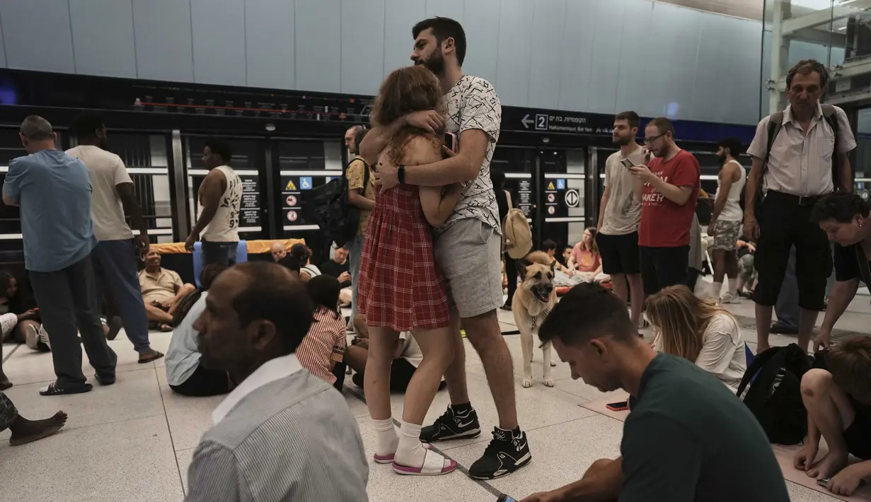 Orang-orang berlindung di stasiun kereta bawah tanah saat sirene serangan udara memperingatkan akan adanya serangan dari Iran, di Ramat Gan, dekat Tel Aviv, Israel, Rabu, 18 Juni 2025. (AP Photo/Oded Balilty)
