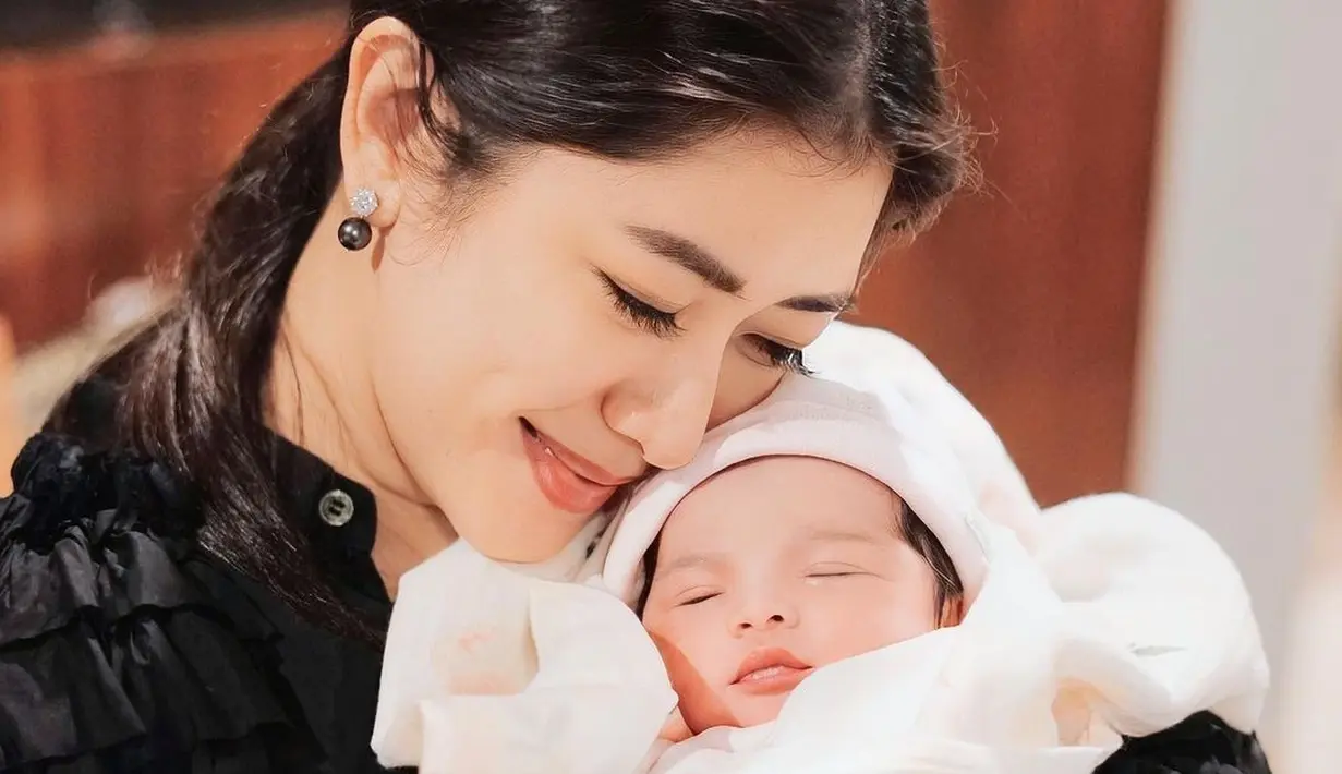 Potret manis Aliya Rajasa menggendong bayi sang adik, yang baru lahir. Ia tampil menawan dalam balutan outfit berwarna hitam. [Foto: Instagram/ruby_26]