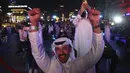 Warga Uni Emirat Arab (UEA) merayakan keberhasilan wahana tak berawaknya memasuki orbt Planet Mars, di Dubai, pada Selasa (9/2/2021). Badan antariksa UEA hari Selasa (9/2) mengumumkan wahana Mars tak berawaknya telah tiba di planet merah itu dan berhasil memasuki orbit. (AP Photo/Kamran Jebreili)