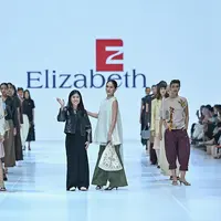 Melihat koleksi busana terbaru di Jakarta Fashion Week 2027 yang memadukan leather dan floral (dok. Elizabeth)