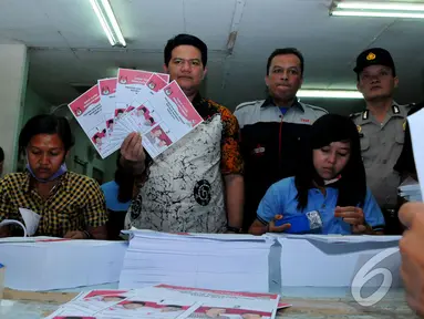 Ketua KPU Husni Kamil Malik memperlihatkan surat suara pilpres, Jakarta, Sabtu (14/6/2014) (Liputan6.com/Andrian M Tunay)