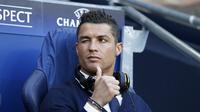 Ini gaya ronaldo saat menonton timnya Real Madrid bertandang ke markas Manchester City, Rabu (27/4/2016) dinihari tadi. Reuters / Carl Recine