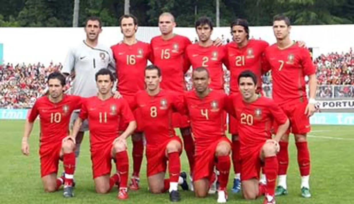 Portugal's national soccer team is pictured before the friendly football match against Georgia in Viseu, northern Portugal, on May 31, 2008. AFP PHOTO / FRANCISCO LEONG