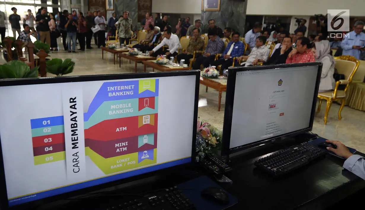 Suasana pelaporan SPT Tahunan Pribadi di lingkungan Setjen DPR di Nusantara III, Komplek Parlemen, Senayan, Jakarta, Kamis (8/3). Hal ini sebagai bentuk kepatuhan hukum dan keteladanan kepada publik. (Liputan6.com/Johan Tallo)