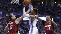 Guard Oklahoma City Thunder Russell Westbrook melakukan rebound pada duel NBA versus Miami Heat di Chesapeake Energy Arena, Jumat (23/3/2018) atau Sabtu (24/3/2018) WIB. (AP Photo/Sue Ogrocki)