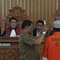 Terpidana kasus pelemparan bom molotov ke Gereja Oikumene, Samarinda, Joko Sugito disumpah sebelum memberikan keterangan pada sidang lanjutan terdakwa bom Thamrin, Aman Abdurrachman di PN Jakarta Selatan, Selasa (27/3). (Liputan6.com/Herman Zakharia)