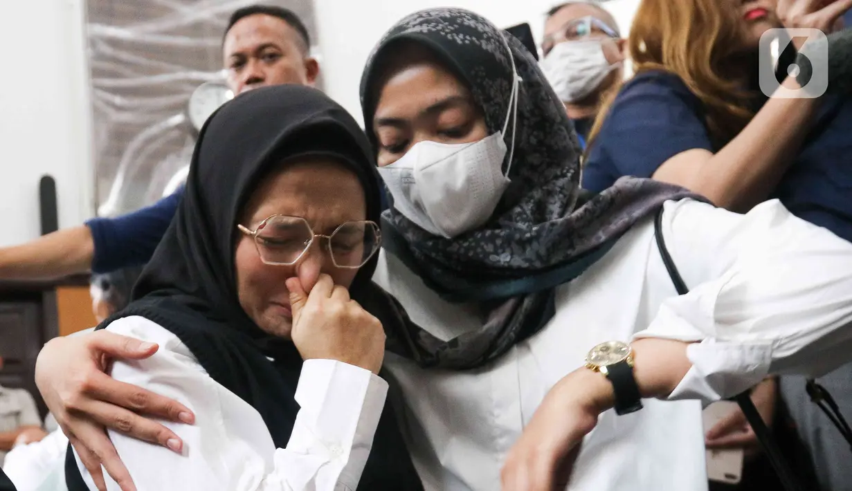 Istri terdakwa AKBP Arif Rahman Arifin, Nadia Rahma menangis usai pembacaan vonis oleh majelis hakim dalam sidang putusan di Pengadilan Negeri Jakarta Selatan, Kamis (23/2/2023).  Arif Rachman Arifin terdakwa perintangan penyidikan atau obstruction of justice kasus pembunuhan berencana Brigadir Yosua, divonis 10 bulan penjara. (Liputan6.com/Herman Zakharia)