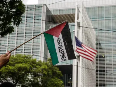 Peserta kader Partai Keadilan Sejahtera (PKS) mengibarkan bendera Palestina di depan Kedutaan Besar Amerika Serikat, Jakarta, Kamis (20/5/2021). (Liputan6.com/Faizal Fanani)