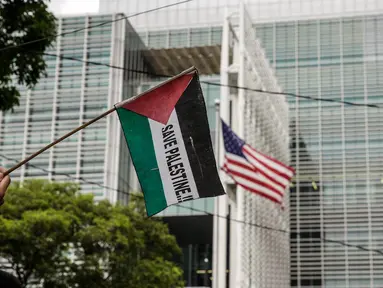 Peserta kader Partai Keadilan Sejahtera (PKS) mengibarkan bendera Palestina di depan Kedutaan Besar Amerika Serikat, Jakarta, Kamis (20/5/2021). (Liputan6.com/Faizal Fanani)