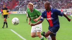 Nicolas Anelka. Striker Prancis yang telah pensiun pada Januari 2016 ini pernah dilepas PSG ke Arsenal pada tengah musim 1996/1997 dengan nilai 760 ribu euro. Pada awal musim 2000/2001 PSG mendatangkannya kembali dari Real Madrid dengan nilai mencapai 34,5 juta euro. (AFP/Bertrand Guay)