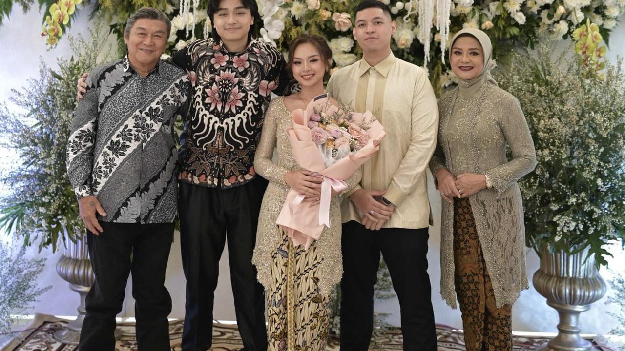 7 Potret Betharia Sonata dan Willy Dozan Tampil Akur - Kompak di Pertunangan Anak