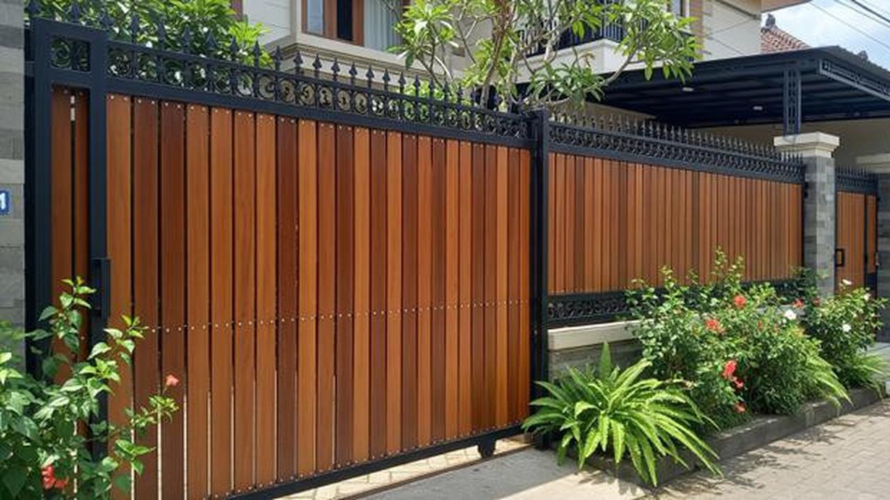 Merasa Rumah Kurang Aman? 10 Model Pagar Besi Tinggi Kombinasi Kayu Ini Bisa Dicoba