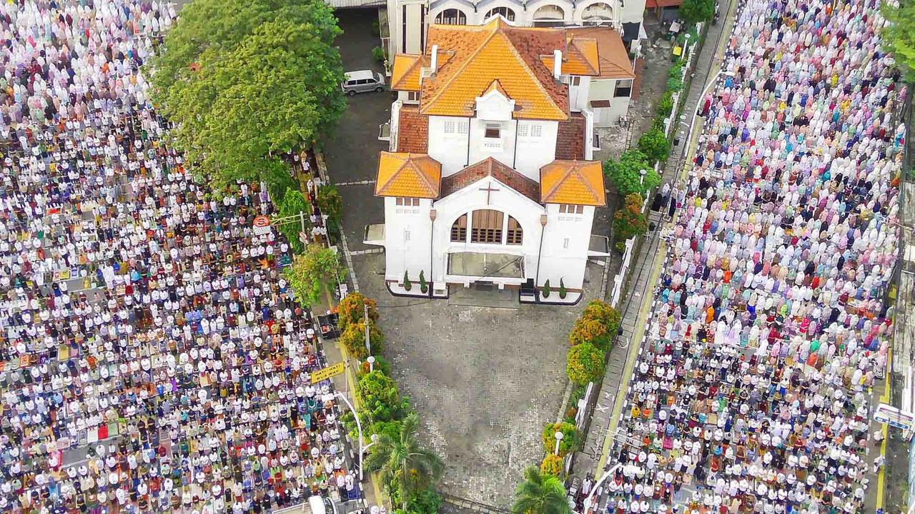 FOTO: Shalat Idul Adha di Depan Gereja Koinonia, Simbol Toleransi Umat Beragama