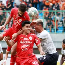 Pemain Persija Jakarta, Abdulla Yusuf Helal (atas) berduel udara dengan pemain Rans Nusantara FC, Muhammad Zamzani pada laga BRI Liga 1 di Stadion Patriot Candrabhaga, Bekasi, Jumat (3/2/2023). Macan Kemayoran menang dengan skor 3-1. (Bola.com/M Iqbal Ichsan)