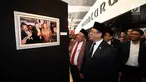 Ketua DPR Bambang Soesatyo dan Wakil Ketua Fahri Hamzah melihat pameran Foto Wartawan Parlemen bertema DPR Zaman Now di Jakarta, Kamis (29/8/2019). Ketua DPR menyampaikan Dengan diselenggarakannya pameran foto ini semoga DPR makin dekat di hati, dan rakyat makin sejahtera. (Liputan6.com/Johan Tallo)