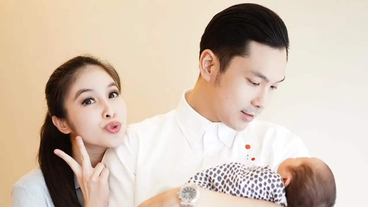 Momen Manis Sandra Dewi dan Suami Pasca Kelahiran Anak Kedua (sumber: instagram/@sandradewi88)