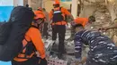 Anggota Tim SAR gabungan mengevakuasi korban terdampak gempa bumi berkekuatan magnitudo 7,7 di Maumere, Nusa Tenggara Timur, Sabtu, 15 Agustus 2026. (Basarnas)