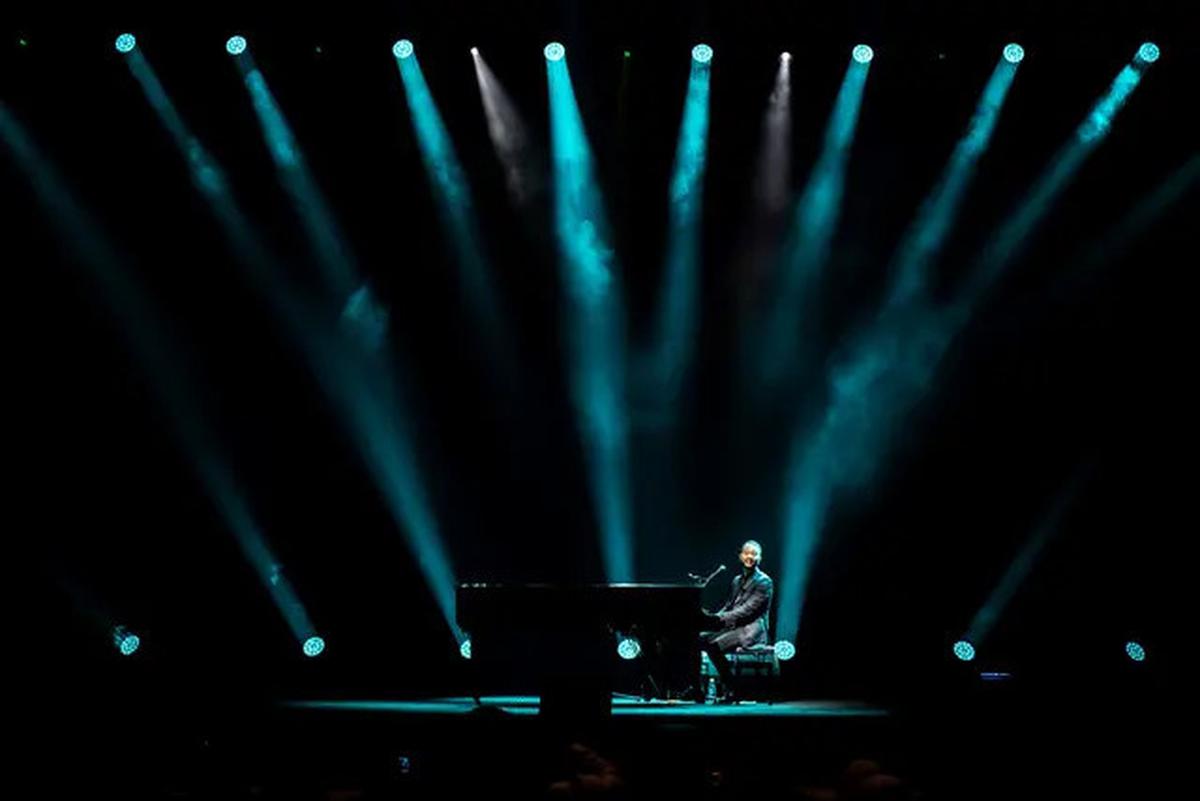 John Legend Intim Bareng Fans di Sentul, Kenang Perjalanan Hidup Menyentuh Sambil Nyanyi dengan Piano Tanpa Iringan Musik Lain