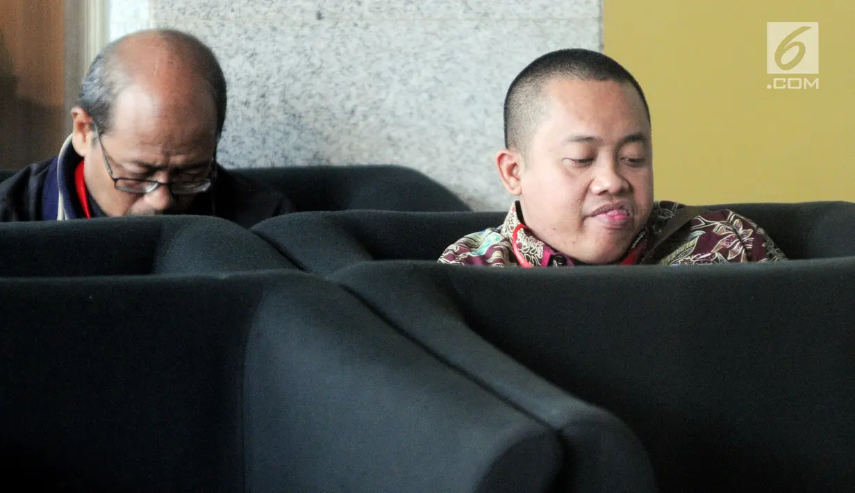Staf pribadi Menpora Imam Nahrawi, Miftahul Ulum berada di ruang tunggu sebelum menjalani pemeriksaan di Gedung KPK, Jakarta, Kamis (3/1). Miftahul diperiksa sebagai saksi untuk Sekretaris Jenderal KONI Ending Fuad Hamidy. (Merdeka.com/Dwi Narwoko)