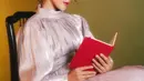 Rambut panjang Tasya ditata low bun dengan aksen messy curl [@tasyafarasya]