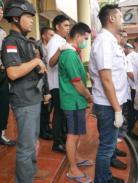 Steve Emmanuel dihadirkan saat rilis pengungkapan kasus narkoba di Polres Metro Jakarta Barat, Kamis (27/12). Polisi menyita barang bukti kokain seberat 92,04 gram dari Steve Emmanuel pada 21 Desember 2018 malam. (Liputan6.com/Herman Zakharia)