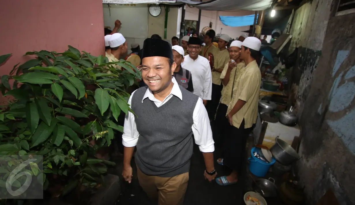 Bakal Calon Gubernur DKI dari PKS Muhamad Idrus saat tiba untuk acara buka puasa bersama warga dan santunan anak yatim di Kebon Sirih, Jakarta, Sabtu (18/6). Buka bersama tersebut dalam rangka menjalin silaturahmi. (Liputan6.com/Immanuel Antonius)