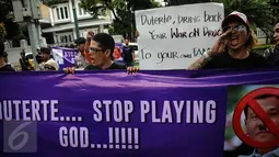 Massa dari Persaudaraan Korban Napza Indonesia membentangkan spanduk di depan Kedubes Filipina, Jakarta, Selasa (11/10). Mereka mengecam sikap Presiden Filipina, Duterte yang main hakim sendiri terhadap pengguna narkoba. (Liputan6.com/Faizal Fanani)