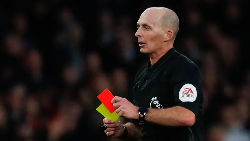 Foto: Anulir Dua Gol MU ke Gawang Burnley, Berikut Blunder yang Pernah Dilakukan Mike Dean saat Menjadi Wasit di Liga Inggris