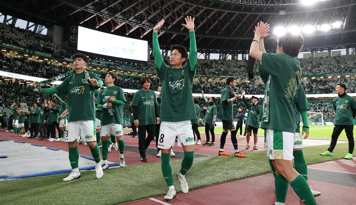 Tokyo Verdy adalah tim yang bermarkas di pusat kota Tokyo, tepatnya di Kota Chofu. Sedangkan Marinos berkandang di Kota Yokohama Prefektur Kanagawa. (J.LEAGUE)