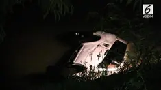 Sebuah mobil Pajero Sport masuk ke dalam sungai dengan kedalaman 20 meter di Kulonprogo, Yogyakarta.