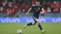 Bek Skotlandia, Andrew Robertson membawa bola saat bertanding melawan Inggris pada pertandingan grup D Euro 2020 di stadion Wembley, di London, Jumat (18/6/2021). Skotlandia kini telah mengoleksi satu poin dari dua pertandingan. (Carl Recine/Pool Photo via AP)