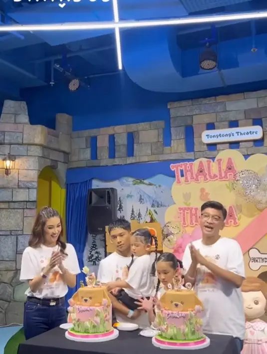 Tampak mereka mengenakan kaus kembaran keluarga untuk memeriahkan hari lahirnya Thania dan Thalia tersebut.  [@ruben_onsu]