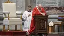 Paus Fransiskus saat memimpin Misa Minggu Palma di St. Peter's Basilica, Vatikan, Minggu (5/4/2020). Misa pembuka pekan suci jelang Hari Raya Paskah tersebut digelar tanpa jemaat untuk menghindari penyebaran virus corona COVID-19. (AP Photo/pool/Alberto Pizzoli)