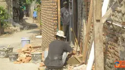 Citizen6, Jakarta: Seorang warga yang bernama Parpungujuan telah memakai jalan umum untuk mendirikan rumahnya di Jalan Warakas V, Gg.14, RT10/13, Kelurahan Warakas, Kecamatan Tanjung Priok, Jakarta Utara. (Pengirim: Sahat Maradong)