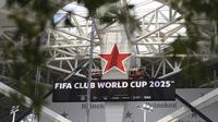 Logo sponsor dan papan nama di Hard Rock Stadium dua hari menjelang laga pembuka turnamen sepak bola Club World Cup, Miami Gardens, Florida, 12 Juni 2025. (AP Photo/Rebecca Blackwell)