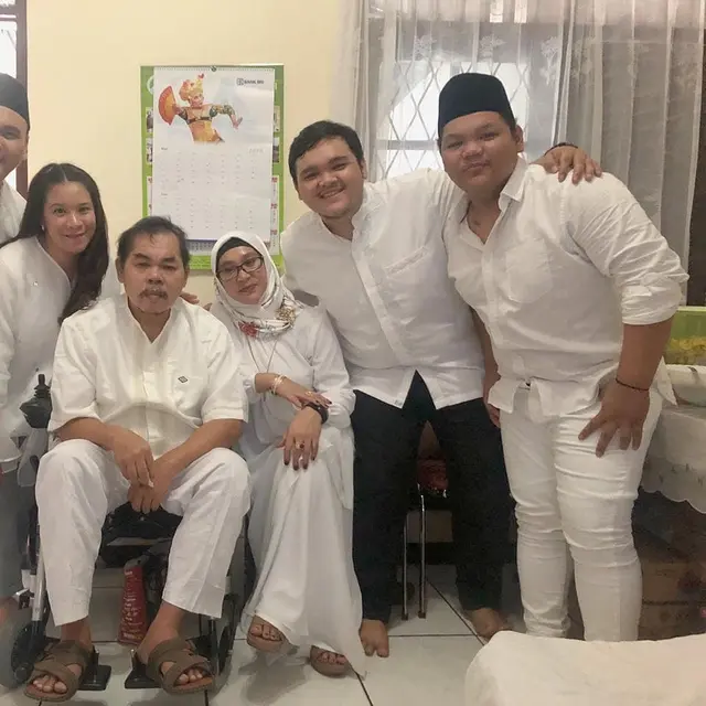 Setia Dampingi Suami, Ini 6 Momen Manis Mat Solar dan Istri