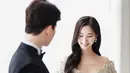 Kali ini, ia berfoto bersama sang suami yang dirahasiakan wajahnya. Yookyung tampak menawan dengan gaun off shoulder warna keemasan. [@yukyung_922]