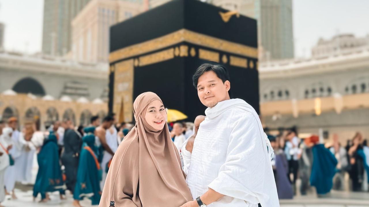 Potret Anisa Rahma dan Suami Umrah