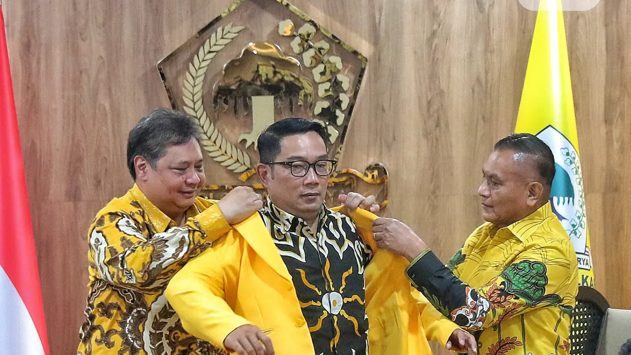 Dipakaikan Jas Kuning, Ridwan Kamil Resmi Gabung ke Golkar