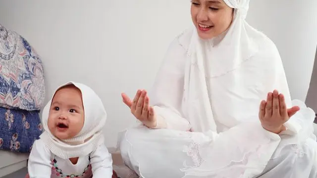 Bintang FTV Anjani Dina bersama anaknya