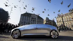 Mercedes Benz F 015 dipamerkan di Dam Square, Amsterdam, Belanda, Minggu (13/3/2016). Bentuknya yang unik dan futuristik membuat kehadirannya menjadi pusat perhatian warga Amsterdam. (AFP Photo/Bart Maat)
