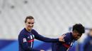 Gelandang Prancis, Kingsley Coman (kanan) berselebrasi dengan Antoine Griezmann  usai mencetak gol ke gawang Swedia pada pertandingan UEFA Nations League di stadion Stade de France di Saint-Denis, Paris (17/11/2020). Prancis menang atas Swedia 4-2. (AP Photo/Francois Mori)