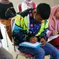 Ratusan calon pengantin (Catin) di Garut, Jawa Barat, tengah mengikuti bimbingan perkawinan bagi mereka yang akan melangsungkan pernikahan dalam waktu dekat. (Liputan6.com/Jayadi Supriadin)