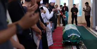 Sabtu (10/6) Julia Perez menghembuskan nafas terakhirnya di rumah sakit Cipto Mangunkusumo. Jupe meninggal dunia pada pukul 11.12 WIB. Jenazah langsung di bawa ke rumah duka di kawasan Cibubur, Jakarta Timur. (Nurwahyunan/Bintang.com)